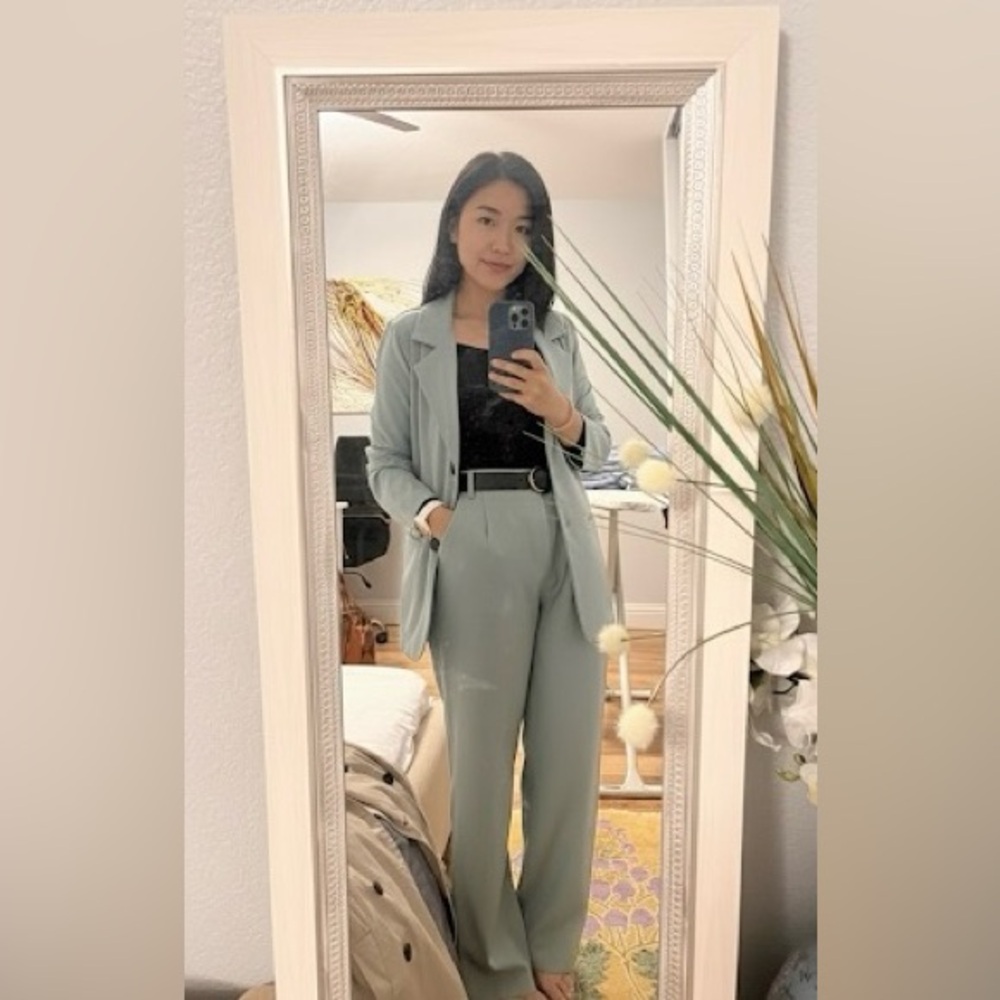 Elegant Women's Light Green Pantsuit
